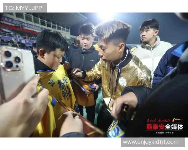 足球明星因扔瓶子引发争议视频曝光球迷反应热烈引发热议